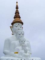 weißer Buddha und Nebel foto