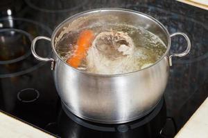 köchelnde Hühnersuppe mit Gewürzgemüse foto