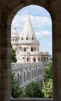 Budapester Burgtürme durch rundes Fenster foto