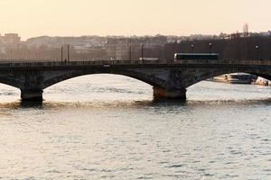 Brücke in Paris bei Sonnenuntergang foto