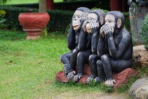 Statue mit drei schwarzen Affen, schließt Auge, Mund, Ohr. foto