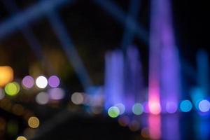 Verwischen Sie Bokeh-Wasserwerke nachts auf der Wasseroberfläche, verziert und gespielte Farbe durch das Anzünden von Punktlicht. foto