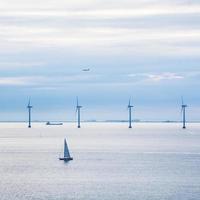 Boot, Schiff, Flugzeug und Offshore-Windpark foto