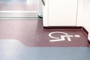 Behindertenrollstuhl an der Ecke im Zug ausgeschildert. foto
