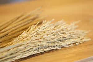 Weizen auf Holztisch hautnah. foto