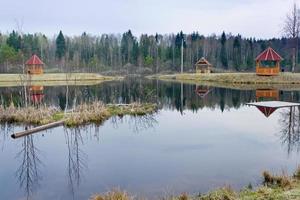 Holzpavillons an der Seite des Pools foto