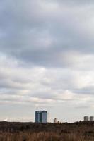 Abendwolken über Mehrfamilienhaus Haus foto