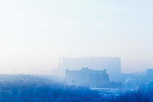 blauer sonnenaufganghimmel über der stadt im kalten winter foto