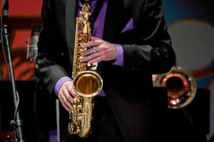 Saxophonist spielt auf Saxophon foto