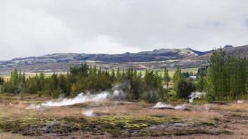 Haukadalur Geyser Valley im September in Island foto