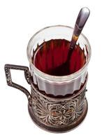 schwarzer Tee im Vintage-Glas mit Teelöffel foto