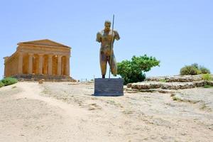 Bronzestatue und Concordia-Tempel foto