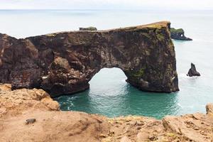 Lavabogen auf der Halbinsel Dyrholaey in Island foto