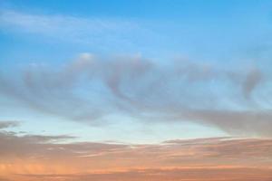 blauer und rosa Himmel in der Abenddämmerung foto