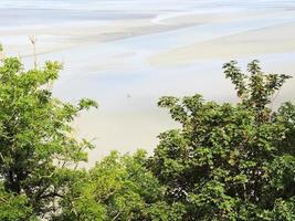 Gezeitenbucht bei Ebbe in der Nähe der Abtei Mont Saint-Michel foto