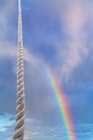 Seil erhebt sich im blauen Himmel mit Regenbogen foto