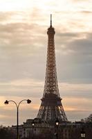 städtische lampen und eiffelturm in paris foto