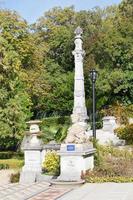 sphinxe und säule im garten des massandra-palastes foto