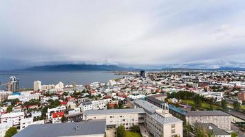 luftaufnahme der stadt reykjavik und des atlantischen ozeans foto