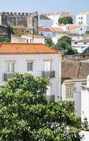 Wohnhäuser und Schloss in der Stadt Tavira foto