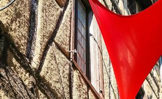 Flagge und Mauer des alten Hauses in der mittelalterlichen Stadt foto