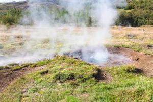 Krater im Haukadalur-Geysir-Gebiet im Herbst foto