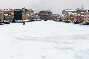 Blick auf den städtischen zugefrorenen Fluss foto