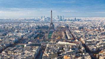 oben ansicht des eiffelturms im stadtbild von paris foto