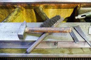 Hammer und Metallbürste auf Bohrmaschine foto