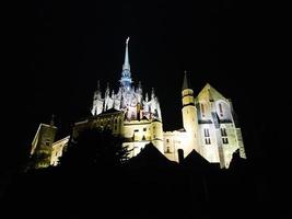 Abtei von Mont Saint-Michel in der Nacht, Normandie foto