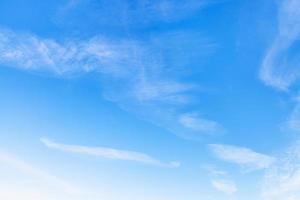 Cirrus weiße Wolken am blauen Himmel im Winter foto