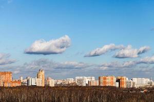 Stadtblick mit Straße am Horizont und kahlen Bäumen foto