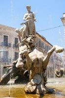 skulptur des brunnens von diana auf der piazza archimede foto