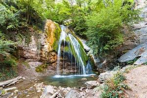 ulu-uzen-fluss mit djur-djur-wasserfall auf der krim foto