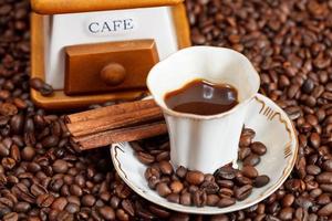 Tasse Kaffee und geröstete Bohnen foto