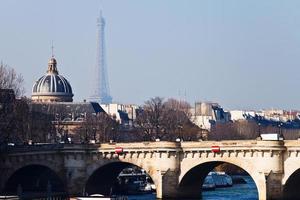 pont neuf mit eiffelturm und französischer akademie foto