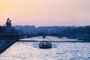 Blick auf Pont Alexandre III in Paris foto