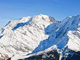 Schneebedecktes Montblanc-Gebiet in den Alpen foto