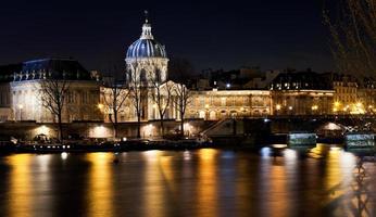 Französische Akademie in Paris bei Nacht foto