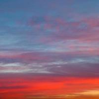 dunkelroter und blauer sonnenaufgangshimmel am frühen morgen foto