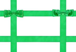 zwei doppelte grüne Schleifenknoten auf vier Seidenbändern foto