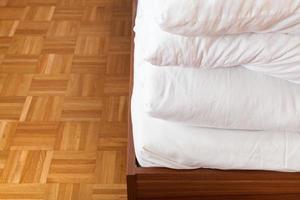 eingesteckte Decke und Bettlaken im Doppelbett foto