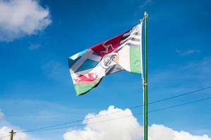 Blick auf die pankeltische Flagge mit blauem Himmel in der Bretagne foto