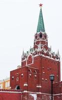 Kreml-Troitskaya-Turm im Winter, der Tag schneit foto