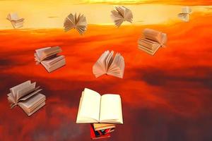 Stapel Bücher und roter Sonnenuntergang Himmelshintergrund foto