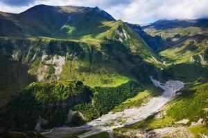 aragvi-tal im kaukasus foto