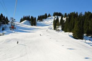 skilift und skispuren auf schneealpen foto