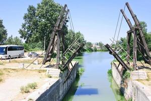 Zugbrücke auf dem Land in der Nähe von Arles foto