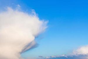 weiße Wolke in der Wetterfront im blauen Himmel foto