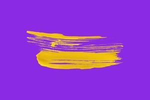 gelber Pinsel isoliert auf violettem Hintergrund foto
